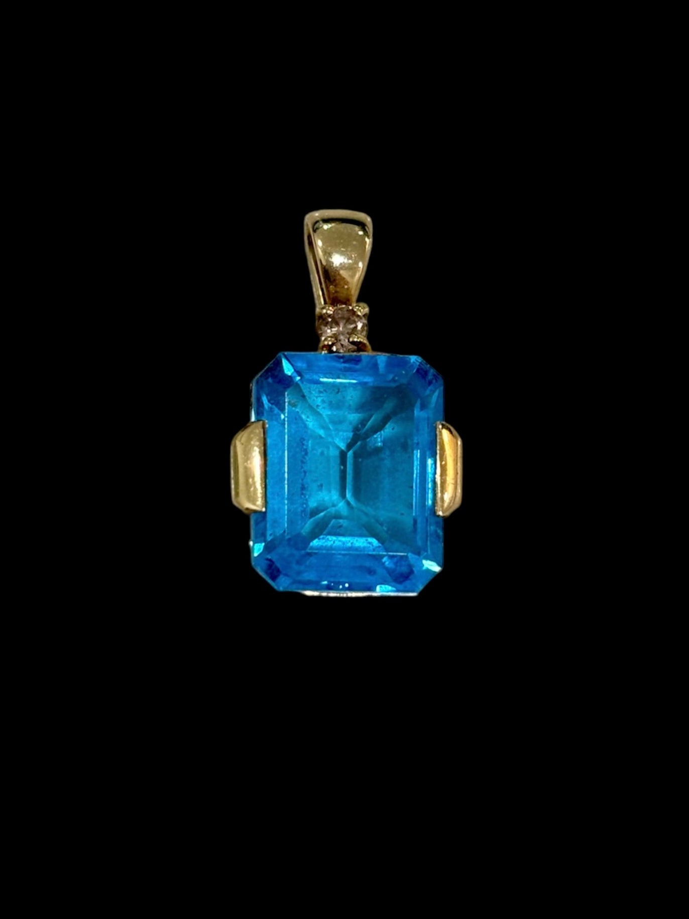 COLGANTE TOPACIO AZUL CORTE ESMERALDA EN ORO 18K